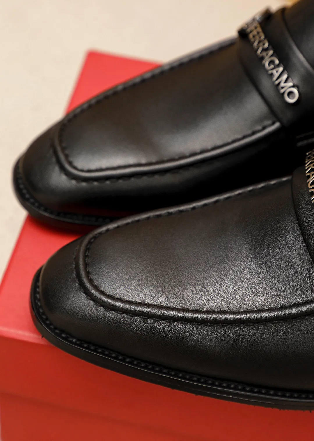 Men's shoes 💰460 💐 Product trademark: Ferragamo "Ferragamo" casual leather shoes Regular size: 38-44 (45.46🉑️customized) Product materials: Selected imported first-layer calfskin upper + luxury hardware buckle, imported water-dyed cowhide leather lining. Strong three-dimensional visual effect, original outsole color: 2⃣️seed leather materials optional